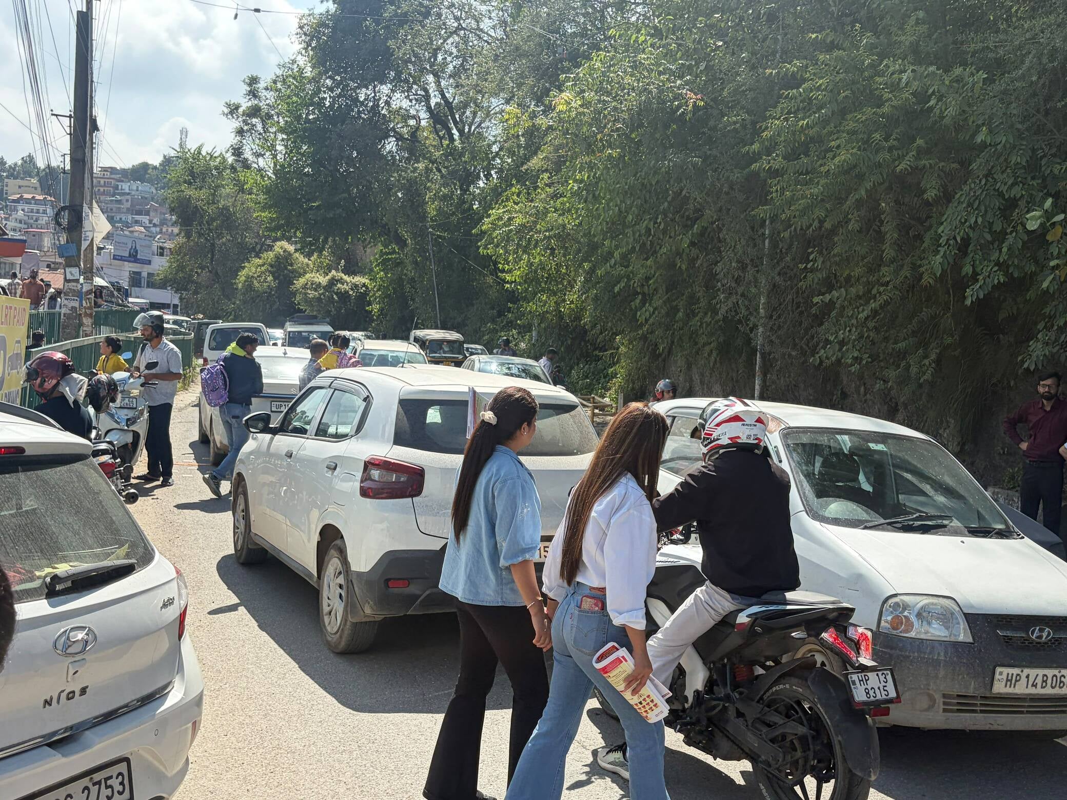 सोलन शहर के चंबाघाट रोड पर बने नामी स्कूल के पास अवैध पार्किंग के कारण सुबह 8:15 बजे लगा जाम। स सोलन शहर के चंबाघाट रोड पर बने नामी स्कूल के पास अवैध पार्किंग के कारण सुबह 8:15 बजे लगा जाम। स