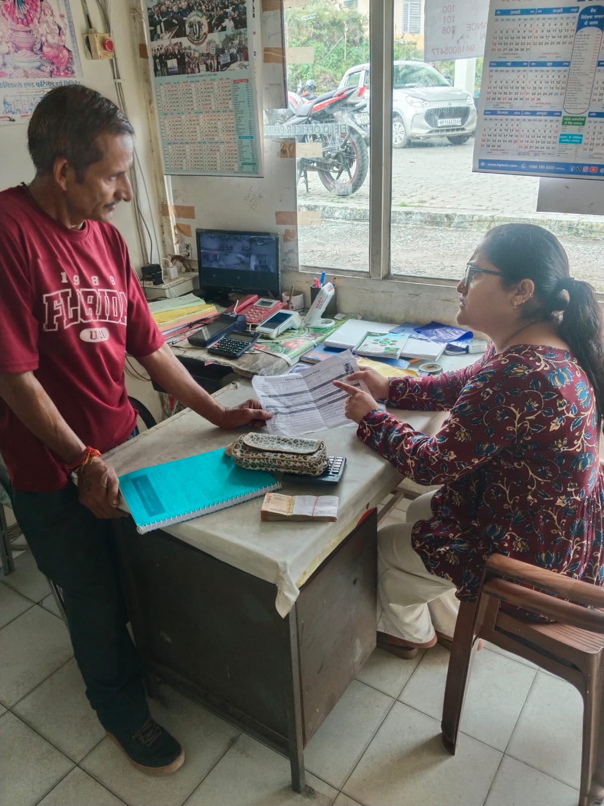 सराहां में किसान आईडी पर गोदाम से खाद मिलने के बाद ले जाते किसान। स्रोत विभाग
