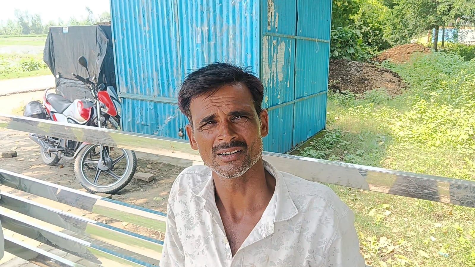 शहर के असम चौराहे पर फ्लाई ओवर के नीचे खड़ी स्लीपर बस। संवाद शहर के असम चौराहे पर फ्लाई ओवर के नीचे खड़ी स्लीपर बस। संवाद