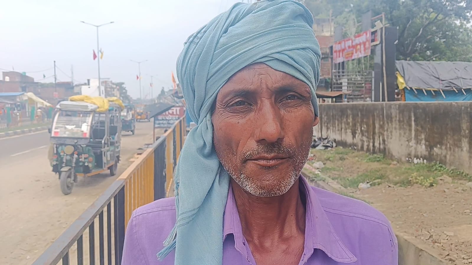 शहर के असम चौराहे पर फ्लाई ओवर के नीचे खड़ी स्लीपर बस। संवाद शहर के असम चौराहे पर फ्लाई ओवर के नीचे खड़ी स्लीपर बस। संवाद