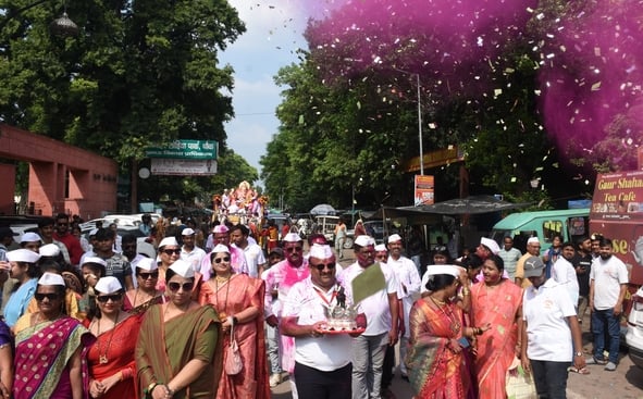 श्री गणेश उत्सव मंडल चौक की ओर से आयोजित लखनऊ का राजा चौक की ढोल नगाड़ों के साथ विसर्जन यात्रा श्री गणेश उत्सव मंडल चौक की ओर से आयोजित लखनऊ का राजा चौक की ढोल नगाड़ों के साथ विसर्जन यात्रा