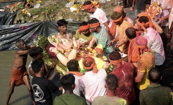 श्री गणेश उत्सव मंडल चौक की ओर से आयोजित लखनऊ का राजा चौक की ढोल नगाड़ों के साथ विसर्जन यात्रा श्री गणेश उत्सव मंडल चौक की ओर से आयोजित लखनऊ का राजा चौक की ढोल नगाड़ों के साथ विसर्जन यात्रा