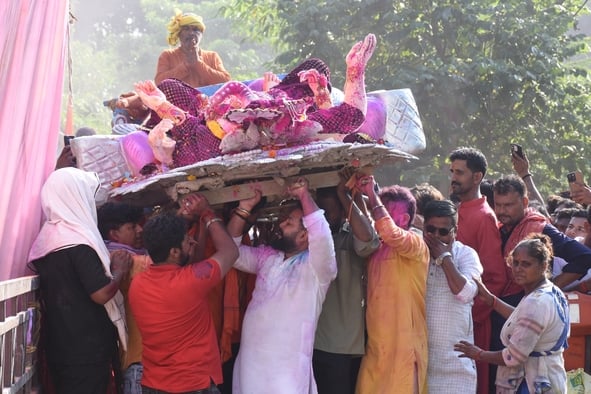 श्री गणेश उत्सव मंडल चौक की ओर से आयोजित लखनऊ का राजा चौक की ढोल नगाड़ों के साथ विसर्जन यात्रा श्री गणेश उत्सव मंडल चौक की ओर से आयोजित लखनऊ का राजा चौक की ढोल नगाड़ों के साथ विसर्जन यात्रा