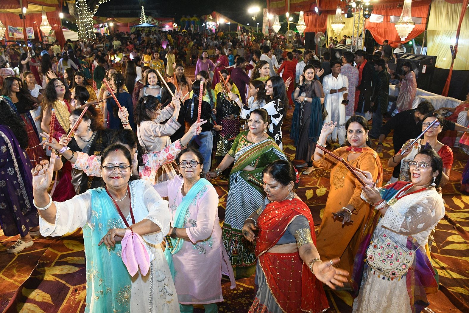 श्री गणेश उत्सव मंडल चौक की ओर से आयोजित लखनऊ का राजा चौक की ढोल नगाड़ों के साथ विसर्जन यात्रा श्री गणेश उत्सव मंडल चौक की ओर से आयोजित लखनऊ का राजा चौक की ढोल नगाड़ों के साथ विसर्जन यात्रा