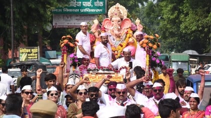 श्री गणेश उत्सव मंडल चौक की ओर से आयोजित लखनऊ का राजा चौक की ढोल नगाड़ों के साथ विसर्जन यात्रा श्री गणेश उत्सव मंडल चौक की ओर से आयोजित लखनऊ का राजा चौक की ढोल नगाड़ों के साथ विसर्जन यात्रा