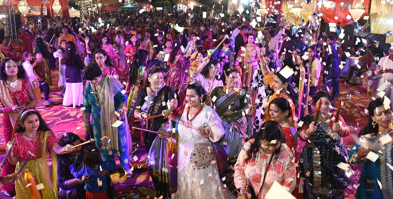श्री गणेश उत्सव मंडल चौक की ओर से आयोजित लखनऊ का राजा चौक की ढोल नगाड़ों के साथ विसर्जन यात्रा श्री गणेश उत्सव मंडल चौक की ओर से आयोजित लखनऊ का राजा चौक की ढोल नगाड़ों के साथ विसर्जन यात्रा
