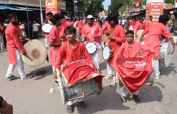 श्री गणेश उत्सव मंडल चौक की ओर से आयोजित लखनऊ का राजा चौक की ढोल नगाड़ों के साथ विसर्जन यात्रा श्री गणेश उत्सव मंडल चौक की ओर से आयोजित लखनऊ का राजा चौक की ढोल नगाड़ों के साथ विसर्जन यात्रा