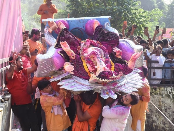 श्री गणेश उत्सव मंडल चौक की ओर से आयोजित लखनऊ का राजा चौक की ढोल नगाड़ों के साथ विसर्जन यात्रा श्री गणेश उत्सव मंडल चौक की ओर से आयोजित लखनऊ का राजा चौक की ढोल नगाड़ों के साथ विसर्जन यात्रा