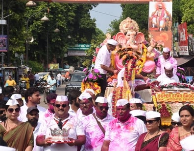 श्री गणेश उत्सव मंडल चौक की ओर से आयोजित लखनऊ का राजा चौक की ढोल नगाड़ों के साथ विसर्जन यात्रा श्री गणेश उत्सव मंडल चौक की ओर से आयोजित लखनऊ का राजा चौक की ढोल नगाड़ों के साथ विसर्जन यात्रा