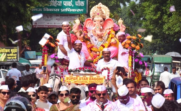 श्री गणेश उत्सव मंडल चौक की ओर से आयोजित लखनऊ का राजा चौक की ढोल नगाड़ों के साथ विसर्जन यात्रा श्री गणेश उत्सव मंडल चौक की ओर से आयोजित लखनऊ का राजा चौक की ढोल नगाड़ों के साथ विसर्जन यात्रा