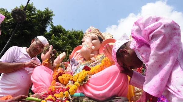 श्री गणेश उत्सव मंडल चौक की ओर से आयोजित लखनऊ का राजा चौक की ढोल नगाड़ों के साथ विसर्जन यात्रा श्री गणेश उत्सव मंडल चौक की ओर से आयोजित लखनऊ का राजा चौक की ढोल नगाड़ों के साथ विसर्जन यात्रा