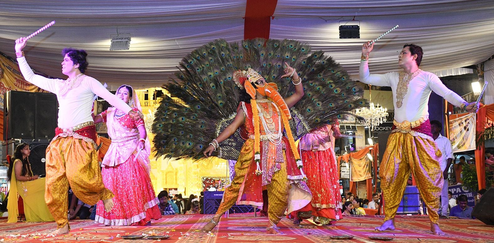 श्री गणेश उत्सव मंडल चौक की ओर से आयोजित लखनऊ का राजा चौक की ढोल नगाड़ों के साथ विसर्जन यात्रा श्री गणेश उत्सव मंडल चौक की ओर से आयोजित लखनऊ का राजा चौक की ढोल नगाड़ों के साथ विसर्जन यात्रा