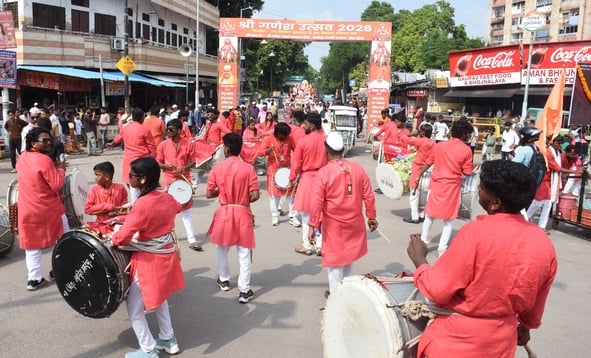 श्री गणेश उत्सव मंडल चौक की ओर से आयोजित लखनऊ का राजा चौक की ढोल नगाड़ों के साथ विसर्जन यात्रा श्री गणेश उत्सव मंडल चौक की ओर से आयोजित लखनऊ का राजा चौक की ढोल नगाड़ों के साथ विसर्जन यात्रा