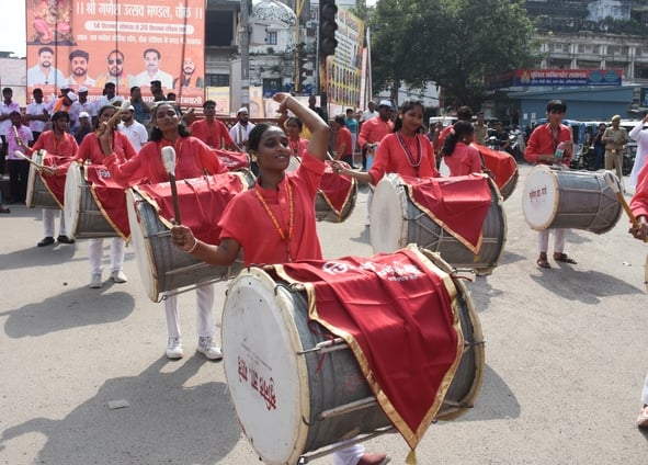 श्री गणेश उत्सव मंडल चौक की ओर से आयोजित लखनऊ का राजा चौक की ढोल नगाड़ों के साथ विसर्जन यात्रा श्री गणेश उत्सव मंडल चौक की ओर से आयोजित लखनऊ का राजा चौक की ढोल नगाड़ों के साथ विसर्जन यात्रा