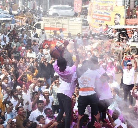 श्री गणेश उत्सव मंडल चौक की ओर से आयोजित लखनऊ का राजा चौक की ढोल नगाड़ों के साथ विसर्जन यात्रा श्री गणेश उत्सव मंडल चौक की ओर से आयोजित लखनऊ का राजा चौक की ढोल नगाड़ों के साथ विसर्जन यात्रा