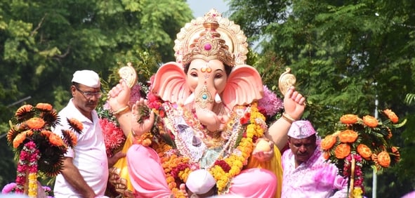 श्री गणेश उत्सव मंडल चौक की ओर से आयोजित लखनऊ का राजा चौक की ढोल नगाड़ों के साथ विसर्जन यात्रा श्री गणेश उत्सव मंडल चौक की ओर से आयोजित लखनऊ का राजा चौक की ढोल नगाड़ों के साथ विसर्जन यात्रा