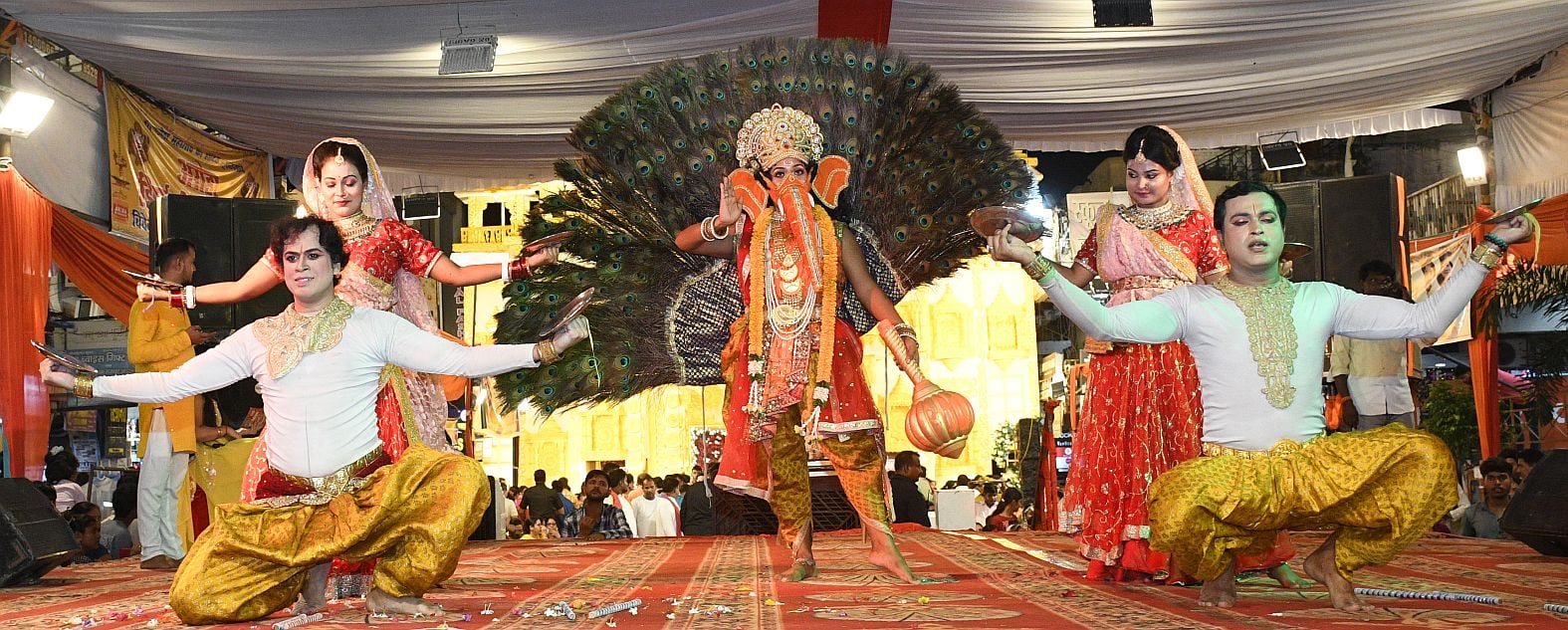श्री गणेश उत्सव मंडल चौक की ओर से आयोजित लखनऊ का राजा चौक की ढोल नगाड़ों के साथ विसर्जन यात्रा श्री गणेश उत्सव मंडल चौक की ओर से आयोजित लखनऊ का राजा चौक की ढोल नगाड़ों के साथ विसर्जन यात्रा