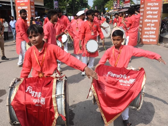 श्री गणेश उत्सव मंडल चौक की ओर से आयोजित लखनऊ का राजा चौक की ढोल नगाड़ों के साथ विसर्जन यात्रा श्री गणेश उत्सव मंडल चौक की ओर से आयोजित लखनऊ का राजा चौक की ढोल नगाड़ों के साथ विसर्जन यात्रा