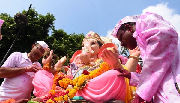 श्री गणेश उत्सव मंडल चौक की ओर से आयोजित लखनऊ का राजा चौक की ढोल नगाड़ों के साथ विसर्जन यात्रा श्री गणेश उत्सव मंडल चौक की ओर से आयोजित लखनऊ का राजा चौक की ढोल नगाड़ों के साथ विसर्जन यात्रा