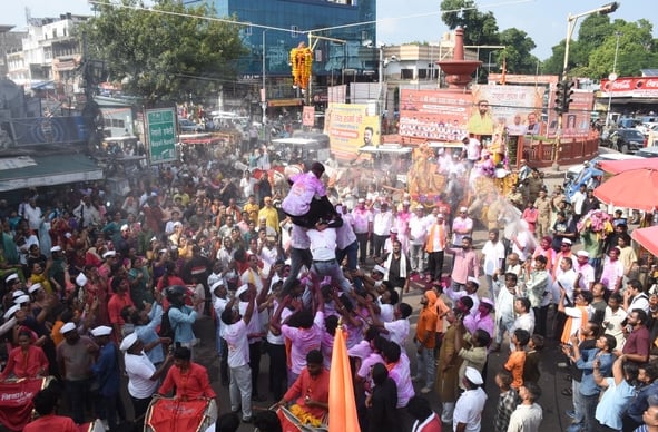 श्री गणेश उत्सव मंडल चौक की ओर से आयोजित लखनऊ का राजा चौक की ढोल नगाड़ों के साथ विसर्जन यात्रा श्री गणेश उत्सव मंडल चौक की ओर से आयोजित लखनऊ का राजा चौक की ढोल नगाड़ों के साथ विसर्जन यात्रा
