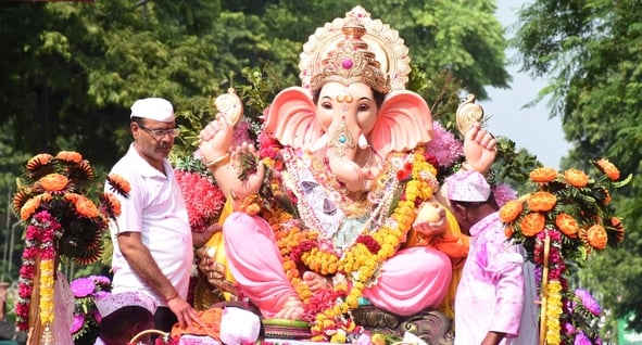 श्री गणेश उत्सव मंडल चौक की ओर से आयोजित लखनऊ का राजा चौक की ढोल नगाड़ों के साथ विसर्जन यात्रा श्री गणेश उत्सव मंडल चौक की ओर से आयोजित लखनऊ का राजा चौक की ढोल नगाड़ों के साथ विसर्जन यात्रा