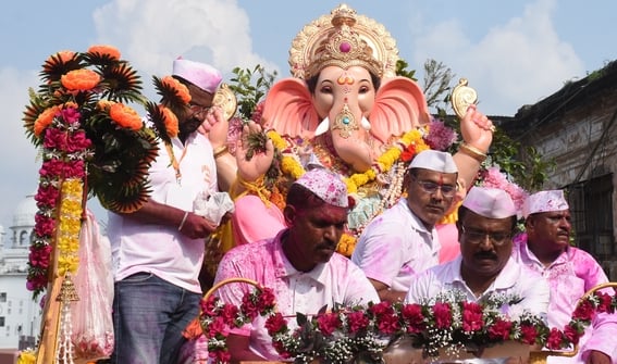श्री गणेश उत्सव मंडल चौक की ओर से आयोजित लखनऊ का राजा चौक की ढोल नगाड़ों के साथ विसर्जन यात्रा श्री गणेश उत्सव मंडल चौक की ओर से आयोजित लखनऊ का राजा चौक की ढोल नगाड़ों के साथ विसर्जन यात्रा