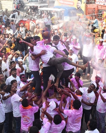 श्री गणेश उत्सव मंडल चौक की ओर से आयोजित लखनऊ का राजा चौक की ढोल नगाड़ों के साथ विसर्जन यात्रा श्री गणेश उत्सव मंडल चौक की ओर से आयोजित लखनऊ का राजा चौक की ढोल नगाड़ों के साथ विसर्जन यात्रा