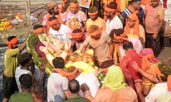 श्री गणेश उत्सव मंडल चौक की ओर से आयोजित लखनऊ का राजा चौक की ढोल नगाड़ों के साथ विसर्जन यात्रा श्री गणेश उत्सव मंडल चौक की ओर से आयोजित लखनऊ का राजा चौक की ढोल नगाड़ों के साथ विसर्जन यात्रा