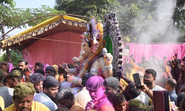 श्री गणेश उत्सव मंडल चौक की ओर से आयोजित लखनऊ का राजा चौक की ढोल नगाड़ों के साथ विसर्जन यात्रा श्री गणेश उत्सव मंडल चौक की ओर से आयोजित लखनऊ का राजा चौक की ढोल नगाड़ों के साथ विसर्जन यात्रा