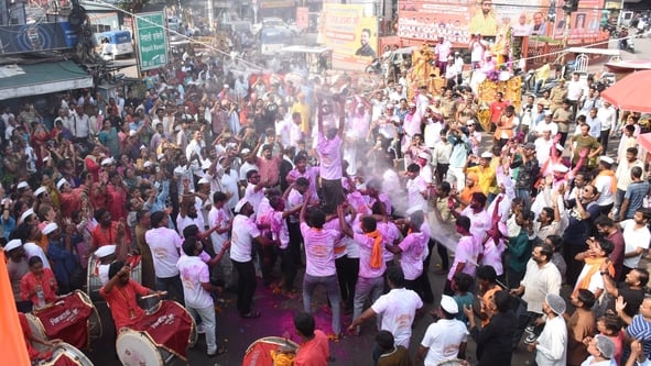 श्री गणेश उत्सव मंडल चौक की ओर से आयोजित लखनऊ का राजा चौक की ढोल नगाड़ों के साथ विसर्जन यात्रा श्री गणेश उत्सव मंडल चौक की ओर से आयोजित लखनऊ का राजा चौक की ढोल नगाड़ों के साथ विसर्जन यात्रा