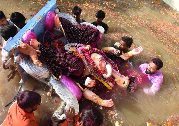 श्री गणेश उत्सव मंडल चौक की ओर से आयोजित लखनऊ का राजा चौक की ढोल नगाड़ों के साथ विसर्जन यात्रा श्री गणेश उत्सव मंडल चौक की ओर से आयोजित लखनऊ का राजा चौक की ढोल नगाड़ों के साथ विसर्जन यात्रा