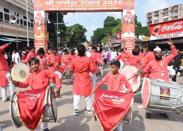 श्री गणेश उत्सव मंडल चौक की ओर से आयोजित लखनऊ का राजा चौक की ढोल नगाड़ों के साथ विसर्जन यात्रा श्री गणेश उत्सव मंडल चौक की ओर से आयोजित लखनऊ का राजा चौक की ढोल नगाड़ों के साथ विसर्जन यात्रा