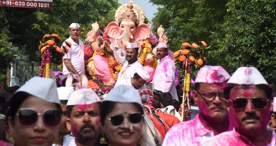 श्री गणेश उत्सव मंडल चौक की ओर से आयोजित लखनऊ का राजा चौक की ढोल नगाड़ों के साथ विसर्जन यात्रा श्री गणेश उत्सव मंडल चौक की ओर से आयोजित लखनऊ का राजा चौक की ढोल नगाड़ों के साथ विसर्जन यात्रा