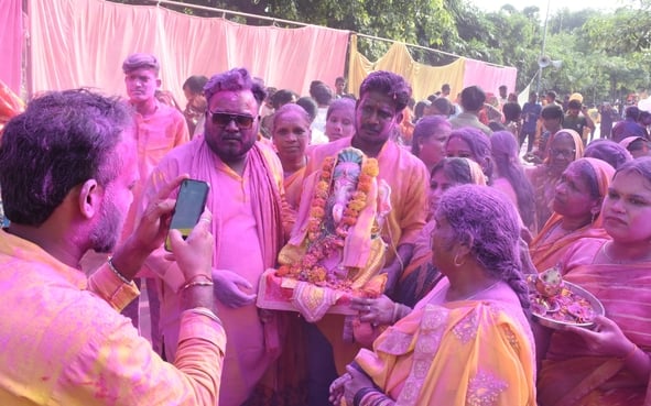 श्री गणेश उत्सव मंडल चौक की ओर से आयोजित लखनऊ का राजा चौक की ढोल नगाड़ों के साथ विसर्जन यात्रा श्री गणेश उत्सव मंडल चौक की ओर से आयोजित लखनऊ का राजा चौक की ढोल नगाड़ों के साथ विसर्जन यात्रा