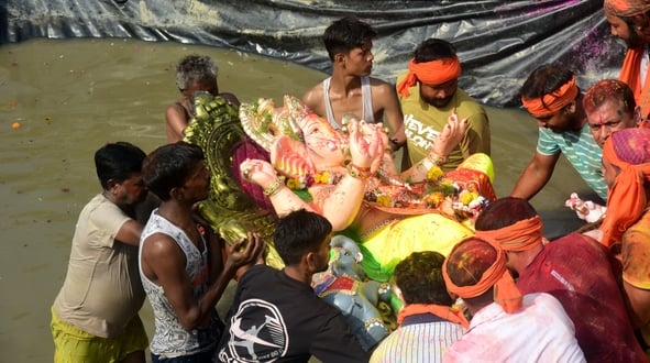 श्री गणेश उत्सव मंडल चौक की ओर से आयोजित लखनऊ का राजा चौक की ढोल नगाड़ों के साथ विसर्जन यात्रा श्री गणेश उत्सव मंडल चौक की ओर से आयोजित लखनऊ का राजा चौक की ढोल नगाड़ों के साथ विसर्जन यात्रा