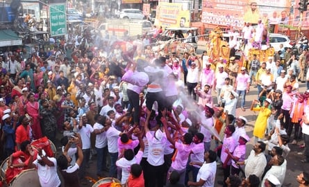 श्री गणेश उत्सव मंडल चौक की ओर से आयोजित लखनऊ का राजा चौक की ढोल नगाड़ों के साथ विसर्जन यात्रा श्री गणेश उत्सव मंडल चौक की ओर से आयोजित लखनऊ का राजा चौक की ढोल नगाड़ों के साथ विसर्जन यात्रा