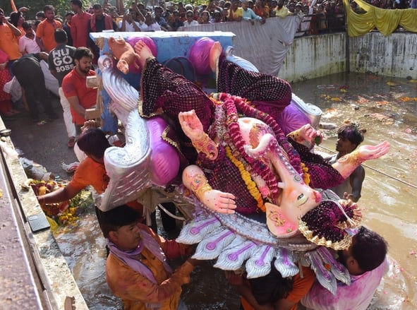 श्री गणेश उत्सव मंडल चौक की ओर से आयोजित लखनऊ का राजा चौक की ढोल नगाड़ों के साथ विसर्जन यात्रा श्री गणेश उत्सव मंडल चौक की ओर से आयोजित लखनऊ का राजा चौक की ढोल नगाड़ों के साथ विसर्जन यात्रा