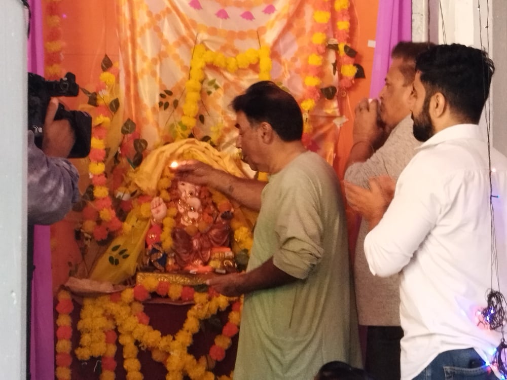 श्रीनगर में गणपत्यार मंदिर से निकाली गई बप्पा की शोभायात्रा में नाचते श्रद्धालु। अमर उजाला