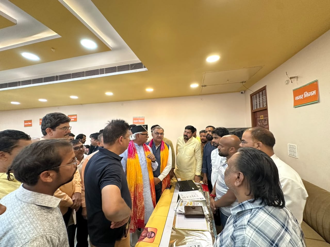 शिविर में सरकारी सुविधाओं की जानकारी देते विधायक।
