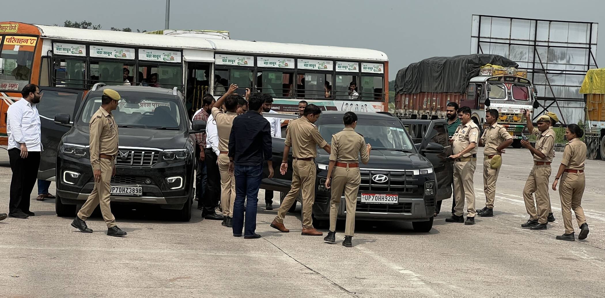 फ़ोटो-10-कटोघन टोल से निकलती गाड़ियां। संवाद फ़ोटो-10-कटोघन टोल से निकलती गाड़ियां। संवाद