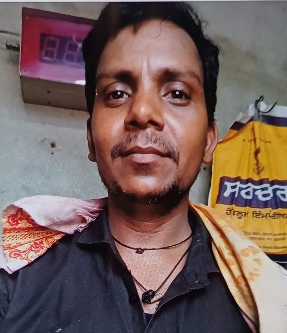 टांडाकला के सोनबरसा में रोते बिलखते अवधेश निषाद के परिजन। संवाद टांडाकला के सोनबरसा में रोते बिलखते अवधेश निषाद के परिजन। संवाद