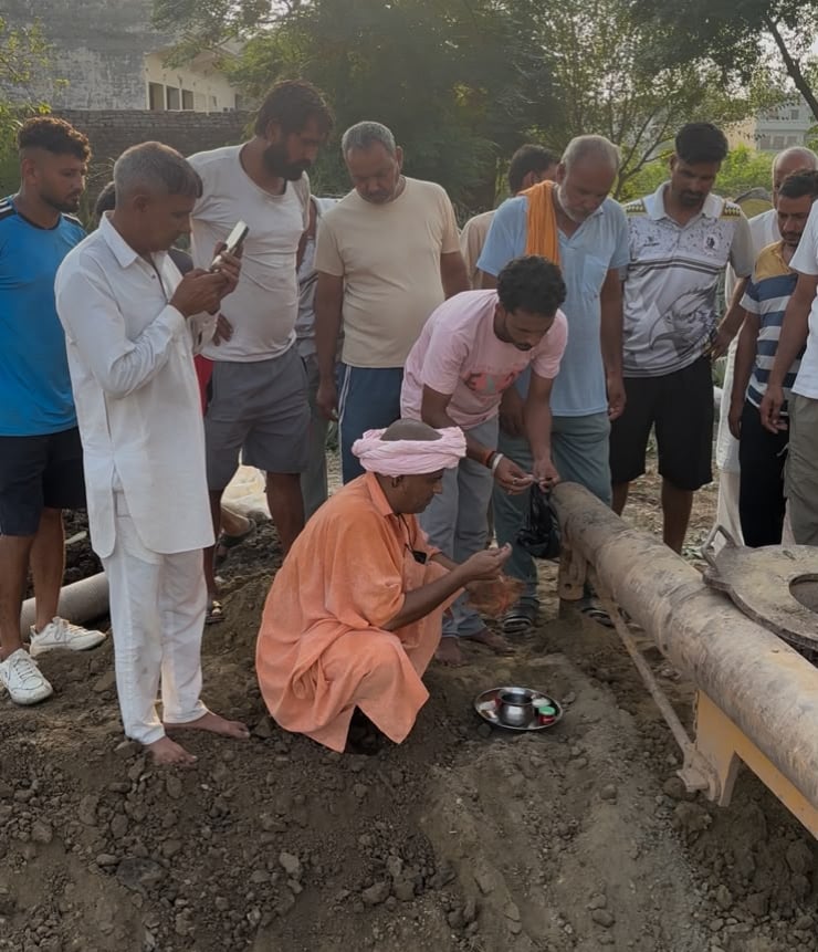 ट्यूबवेल का शिलान्यास करते बाबा बालकनाथ ट्यूबवेल का शिलान्यास करते बाबा बालकनाथ