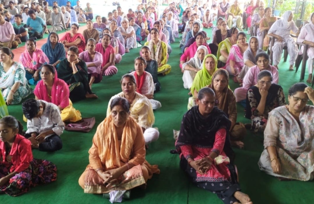 दिव्य ज्योति जागृति संस्थान आश्रम में सत्संग के दौरान प्रवचन करतीं साध्वी। संस्थान दिव्य ज्योति जागृति संस्थान आश्रम में सत्संग के दौरान प्रवचन करतीं साध्वी। संस्थान