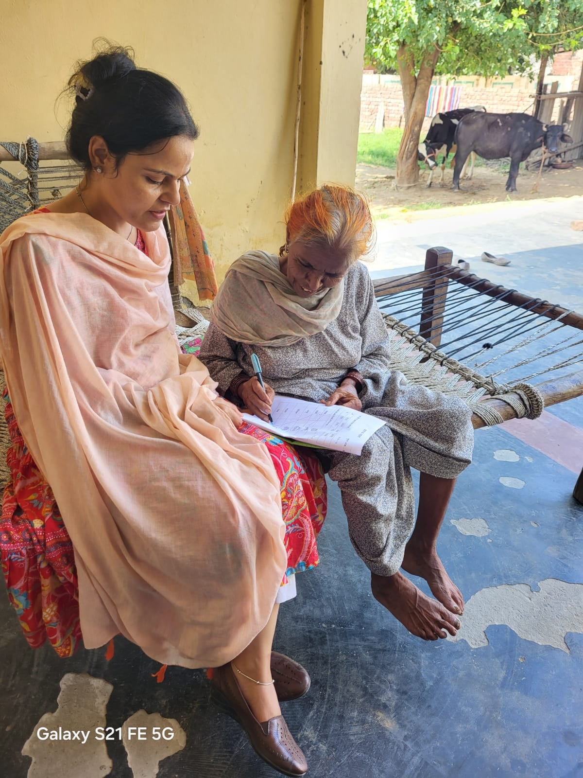 उल्लास की परीक्षा देतीं बुजुर्ग। विभाग उल्लास की परीक्षा देतीं बुजुर्ग। विभाग