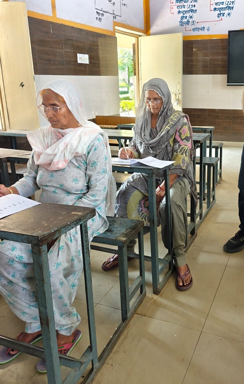 उल्लास की परीक्षा देतीं बुजुर्ग। विभाग उल्लास की परीक्षा देतीं बुजुर्ग। विभाग