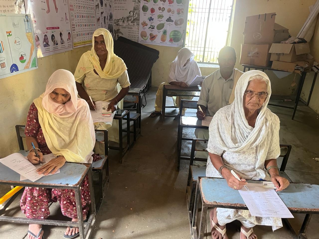 उल्लास की परीक्षा देतीं बुजुर्ग। विभाग उल्लास की परीक्षा देतीं बुजुर्ग। विभाग