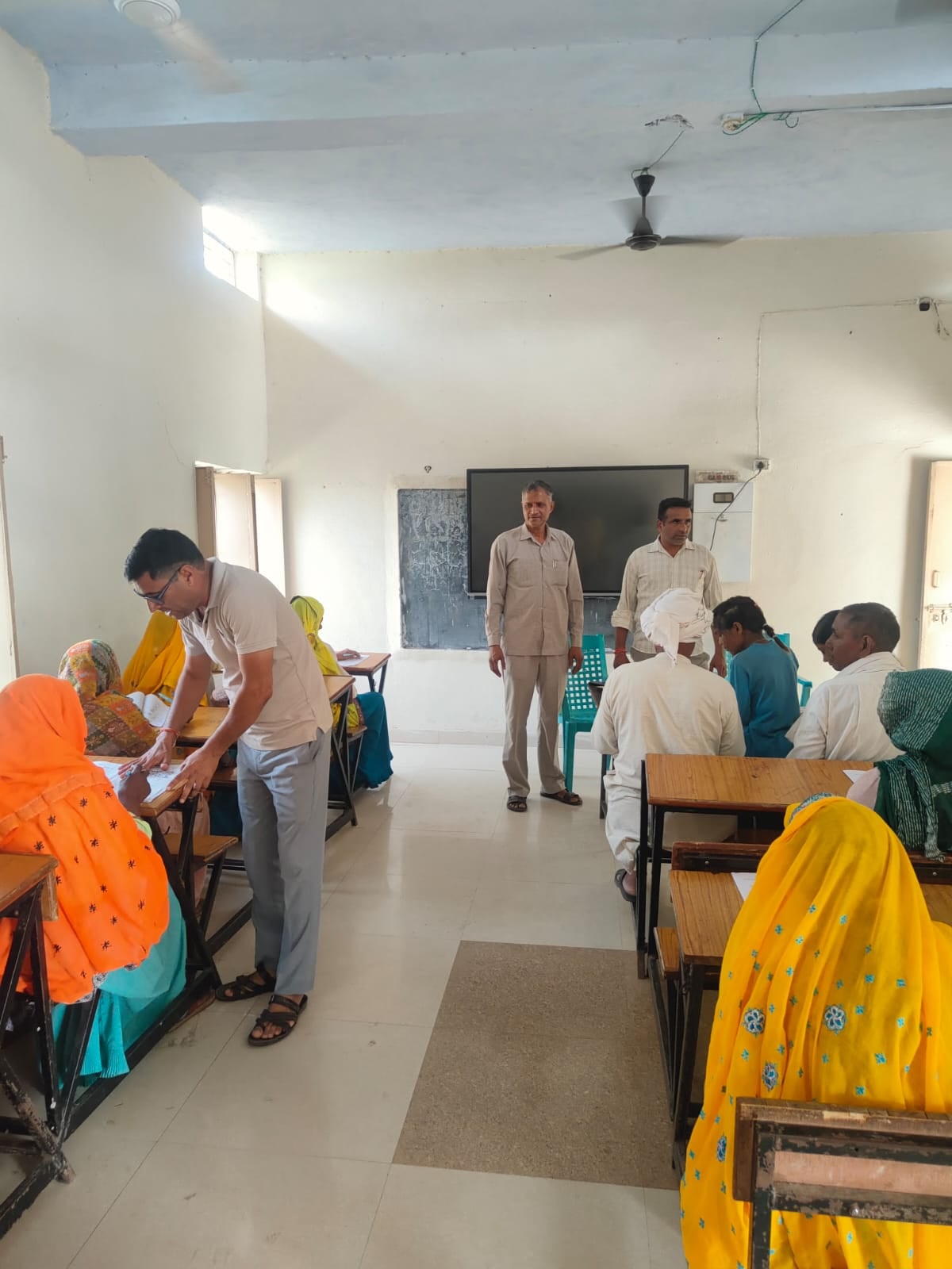 उल्लास योजना के तहत परीक्षा केंद्र पर साक्षरता परीक्षा देते अभ्यर्थी।संवाद उल्लास योजना के तहत परीक्षा केंद्र पर साक्षरता परीक्षा देते अभ्यर्थी।संवाद