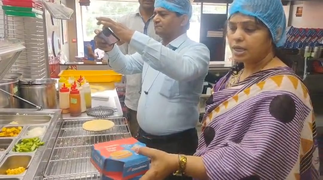 पिज्जा सेंटर पर निरक्षण पर खाद्य पदार्थों की जांच करते अधिकारी पिज्जा सेंटर पर निरक्षण पर खाद्य पदार्थों की जांच करते अधिकारी