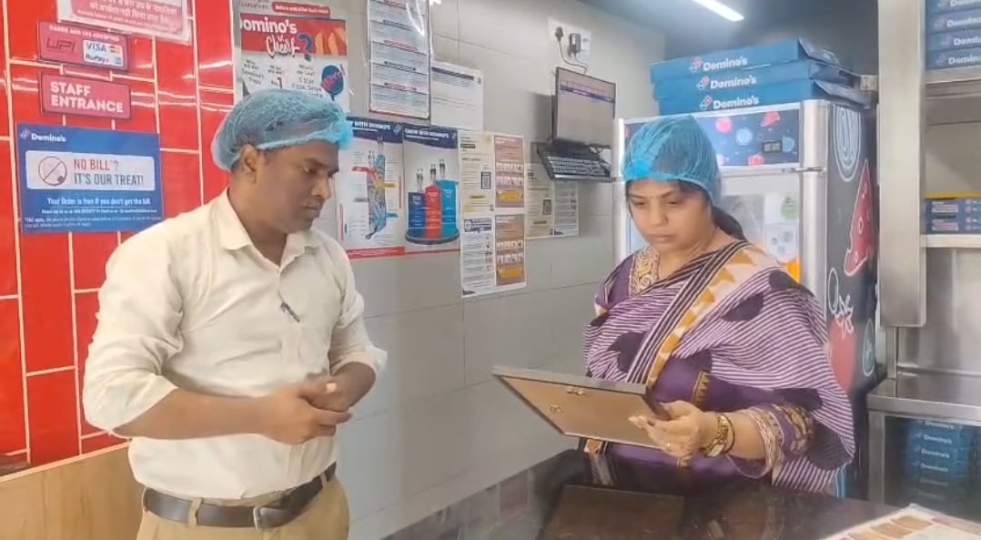 पिज्जा सेंटर पर निरक्षण पर खाद्य पदार्थों की जांच करते अधिकारी