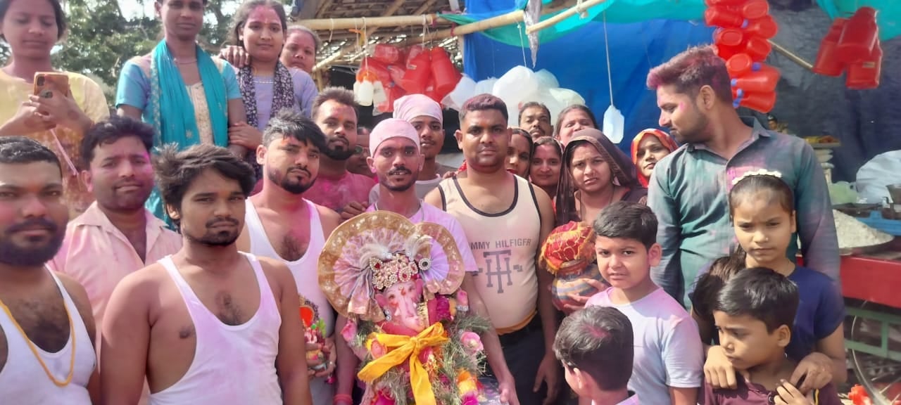 वजीरगंज में गणेश विसर्जन यात्रा निकालते श्रद्धालु। संवाद वजीरगंज में गणेश विसर्जन यात्रा निकालते श्रद्धालु। संवाद